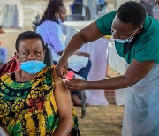 "최악 상황 올 수도".. 백신 수급난에 델타 변이 위기도 직면한 아프리카