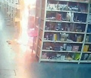 [제보M_영상]선반 위에서 뚝 떨어지는 불덩이..쿠팡 화재 최초 발화 순간