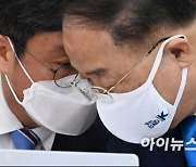 [포토]대화 나누는 홍남기 부총리-안도걸 기재부 2차관
