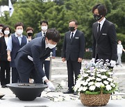 [포토] 이준석, 노무현 전 대통령 묘역 참배