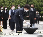 봉하 찾은 이준석 "노무현 전 대통령이 남긴 소탈함·국민소통 소중한 가치"