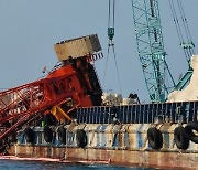 2475t 바지선 크레인, 바다로 기우뚱 풍덩..영일만 신항