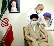 이란 최고지도자, 자국산 백신 접종.."외제 백신은 싫다"