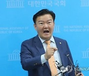 "경찰청장은 개떼 두목" 언급 민경욱..모욕 혐의 검찰 송치
