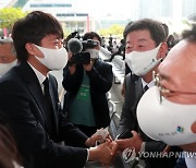 박재호 민주당 부산시당위원장과 인사하는 이준석