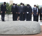 국민의힘 이준석 대표, 노무현 전 대통령 묘역 참배