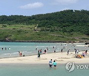 피서객으로 활기 찬 함덕 해변