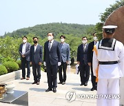 해군사관학교 추모비 찾은 보훈처장