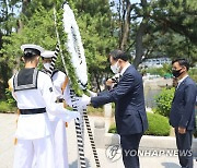 해군사관학교 추모비 헌화하는 보훈처장