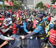 민주일반연맹 조합원 수천명 세종서 총파업대회..경찰과 충돌도