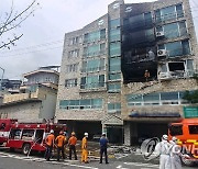 부산 빌라 폭발은 인화성물질 유증기 때문..숨진 2명 부부 추정