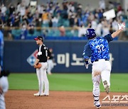 [포토] 최영진 '벼락 같은 역전 3점 홈런'