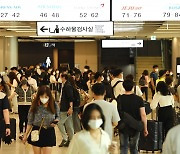 [머니S포토] '7월 새 거리두기' 앞두고 붐비는 김포공항