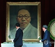 백범 김구 선생 72주기..코로나로 추모식 대신 묘소 참배 행사