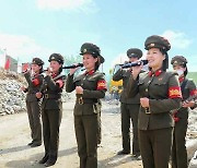 북한 검덕지구 살림집 건설장에 투입된 선전대원들