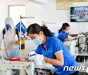 코로나19 대비 소독 중인 북한 동흥산은하피복공장