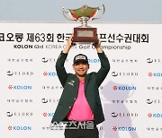 한국오픈 우승자 이준석 "장모님과 가족들에게 고맙다."