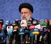 "바이든 정부, '이란 최고지도자' 하메네이 제재 해제 검토"