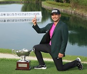 Saved by the birdie, Lee Jun-seok celebrates 1st-ever KPGA victory