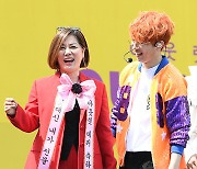 한혜진 '아웃렛 데뷔 축하 인간 화환' [MK포토]