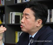 연합뉴스와 인터뷰하는 민주당 강훈식 대선기획단장