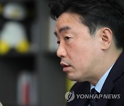 연합뉴스와 인터뷰하는 민주당 강훈식 대선기획단장