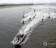 포항 앞바다에 나타난 수상오토바이 130여대에 깜짝