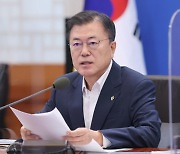 文대통령 "2차 추경 신속히 추진..초과 세수, 확장재정 효과"(상보)