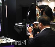 [포토]3D 맞춤 안경테 제작부스 찾은 김부겸 총리