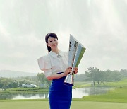 [포토] 골프여신 김미영 아나운서 'SKT오픈 우승 트로피를 소개합니다'