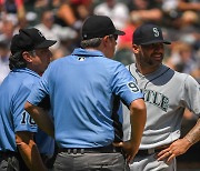 시애틀 투수 산티아고, 이물질 적발 후 퇴장..MLB 첫 사례