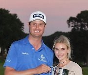 아내와 4번째 PGA 우승컵 들고 기뻐하는 잉글리시