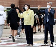 울산지역 학교 전면등교, 격려하는 노옥희 교육감