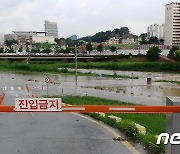 청주 무심천 통제..시간당 20~30mm 비에 수위 상승