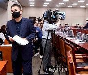 퇴장하는 최승재 의원, 민주당 '소급' 대신 '피해지원' 손실보상법 표결 처리