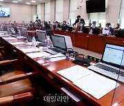 국민의힘의 빈자리, 민주당 피해지원 손실보상법 표결 처리