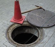 맨홀서 보수 작업 중이던 50대 인부, 폭우에 갇혀 사망