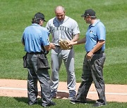 MLB 이물질 의심 사례 첫 적발, 시애틀 산티아고