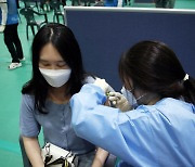'우선접종 대상' 30세 미만 미접종자, 화이자 접종 예약 시작