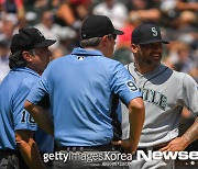 '이물질 검사' 첫 퇴장 투수 나왔다..SEA 산티아고, 글러브 검사 후 퇴장