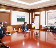 박병석 국회의장과 면담하는 류근관 통계청장