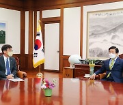 박병석 국회의장과 면담하는 류근관 통계청장