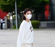 [T포토] 유나 '캐주얼한 라디오 출근룩'