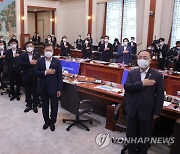 국기에 경례하는 문재인 대통령