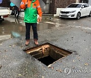 빗물 배수시설 역류..떠내려간 맨홀 뚜껑