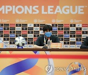 기자회견에 나선 대구FC 이병근 감독(오른쪽)과 황순민