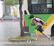 빗방울 피해 전력질주