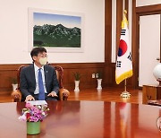 면담하는 박병석 국회의장과 류근관 통계청장