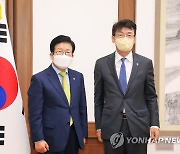 기념촬영 하는 박병석 국회의장과 류근관 통계청장