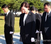 [동정] 유은혜, 내일 현충원 참배·국가유공자 명패 달기 행사